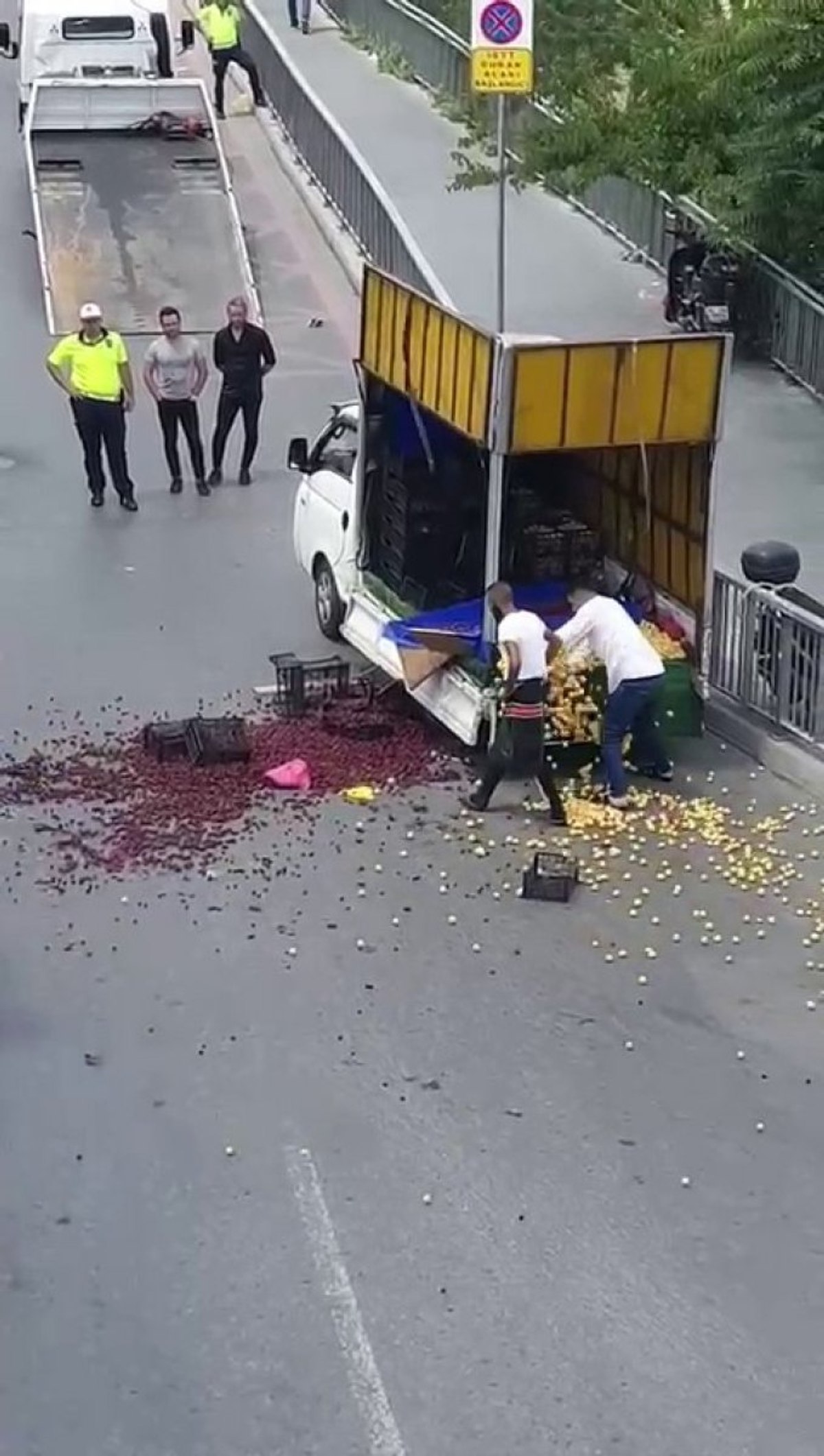 İstanbul'da arabası bağlanan seyyar satıcı meyveleri yola döktü