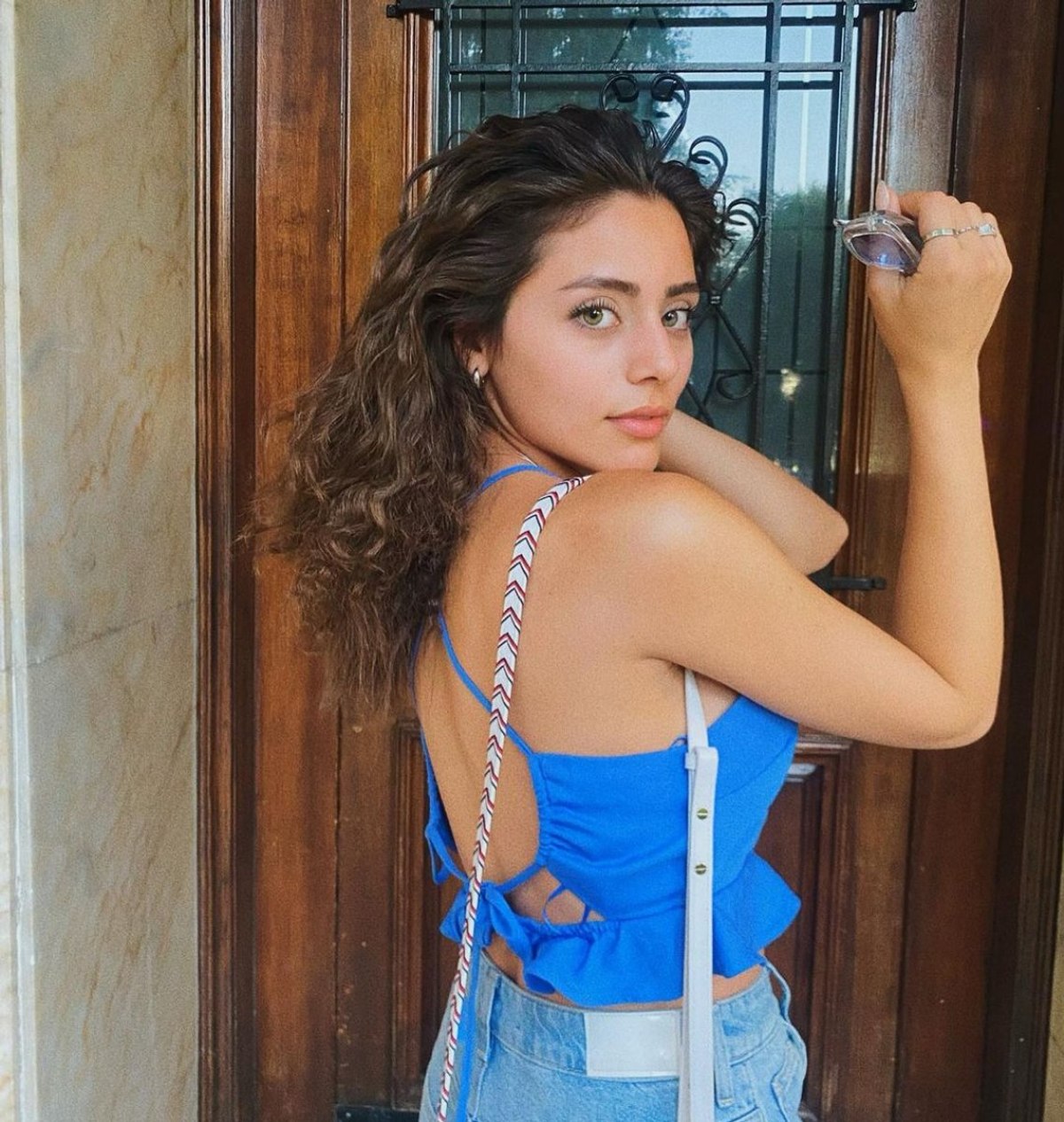 Emanet'in Seher'i Sıla Türkoğlu camın arkasından öyle bir poz verdi ki! 'Alev alev yaktın prenses'