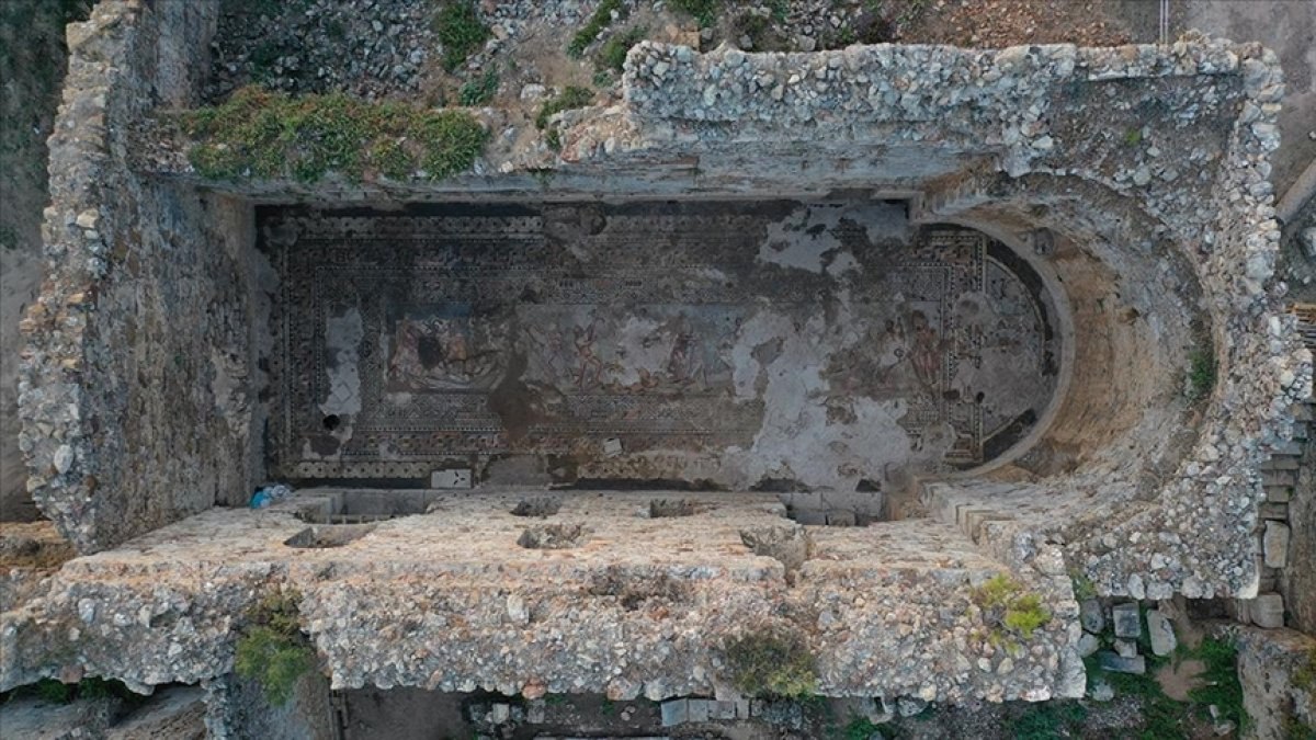 Alanya'da 164 metrekarelik Herakles mozaiği bulundu