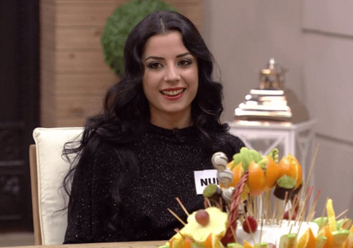 Kısmetse Olur'un Nur'u açıldı saçıldı, gögüs dekoltesinden firikik geldi...