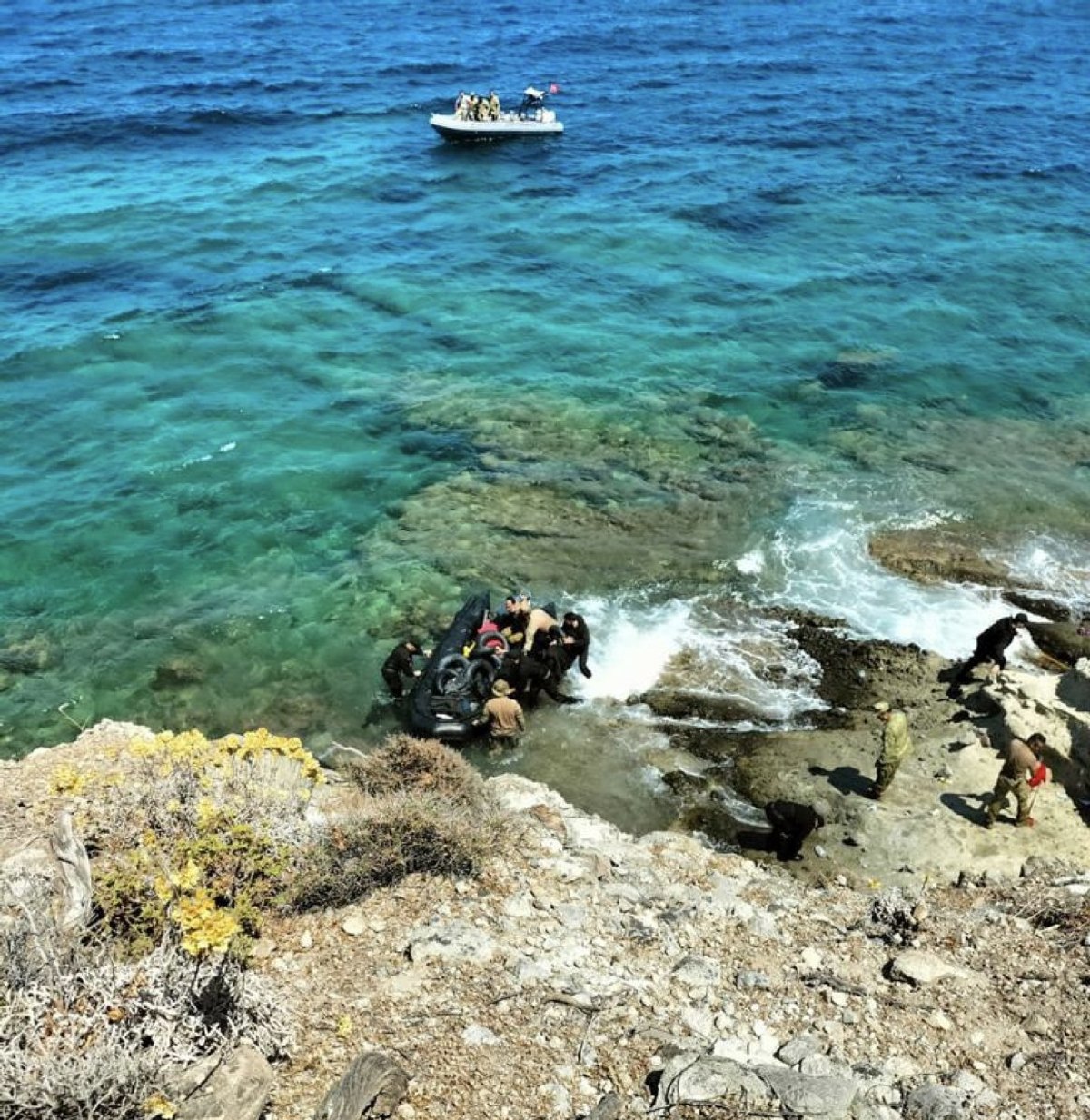 İzmir'de kıyıya vuran lastik botta 47 göçmen bulundu