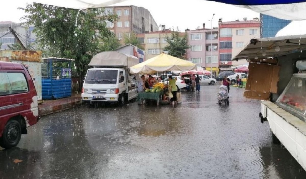 Tekirdağ'da sağanak yağış etkili oldu