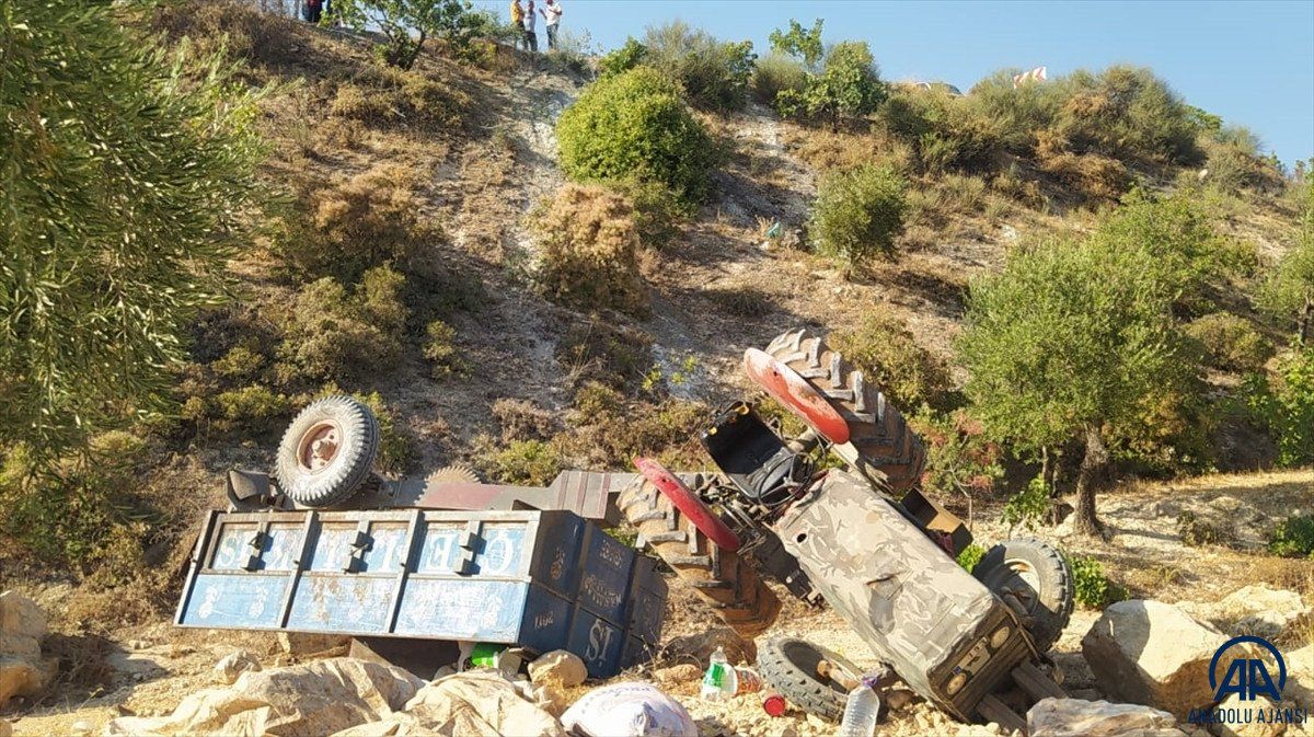 Gaziantep'te şarampole yuvarlanan traktördeki 2 kişi öldü, 5 kişi yaralandı