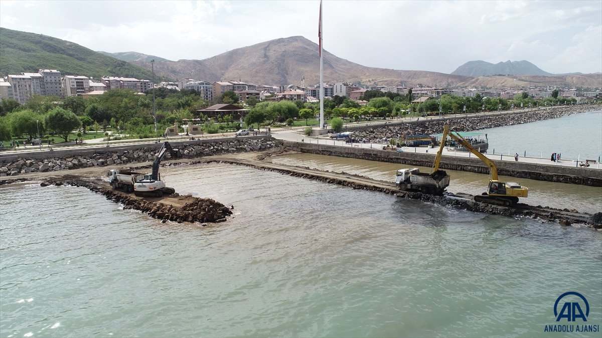 Van Gölü'nde dip çamuru temizliği devam ediyor
