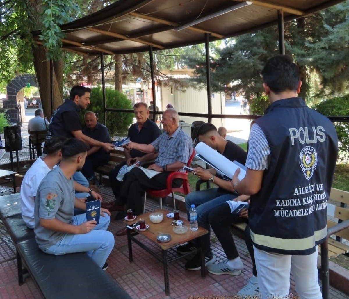 Malatya’da polis ekipleri Kadına El Kalkamaz adlı broşür dağıttı