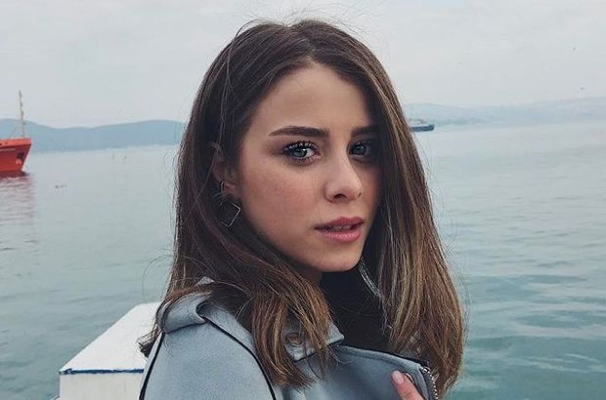 Çukur'un Akşın'ı İlayda Alişan mini elbisesiyle yürek hoplattı! 'Bu güzellik gerçek mi'