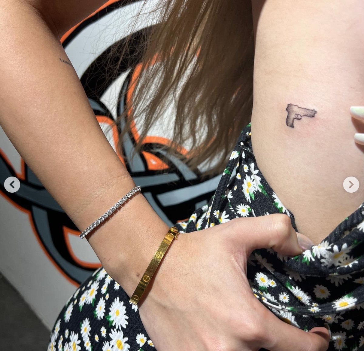 Tiktok fenomeni Mika Raun dövmesini göstermek için açıldı! 'Senin amacın ne?'