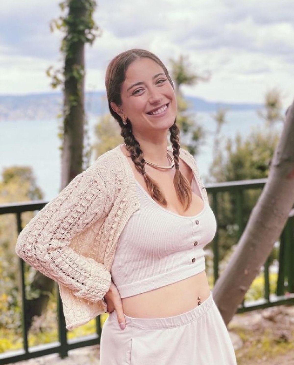 Hazal Kaya sarı elbisesini giydi, göğüs dekoltesi Instagram'a damga vurdu!
