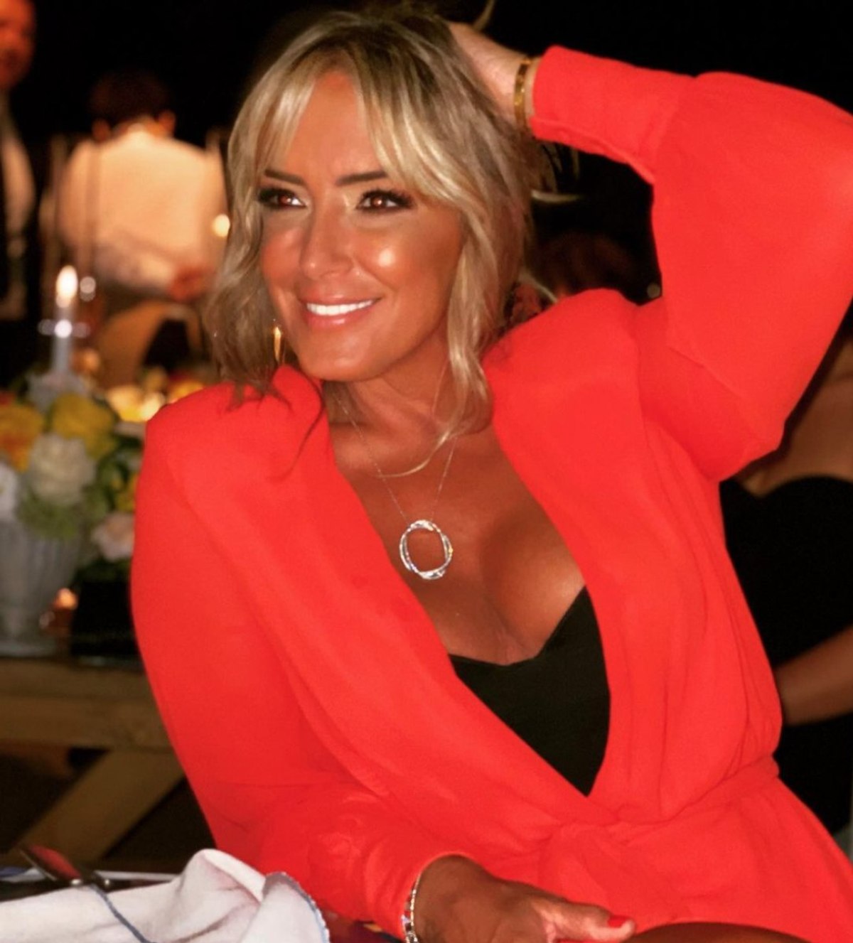Saba Tümer'den göğüs dekolteli poz! 'Yandı ortalık'