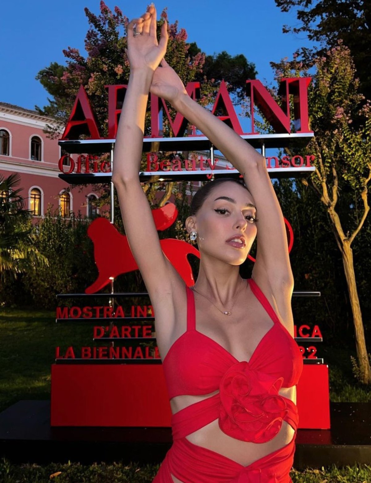 Dilan Çiçek Deniz cesur pozları ile nefes kesti! 'Bu ne güzellik be'
