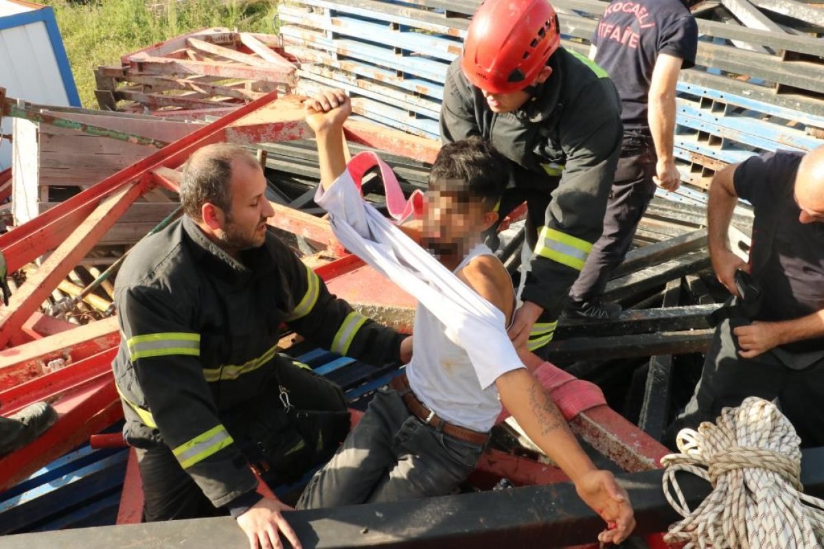 Kocaeli'de hırsız çalmak istediği demirlere elini sıkıştırdı
