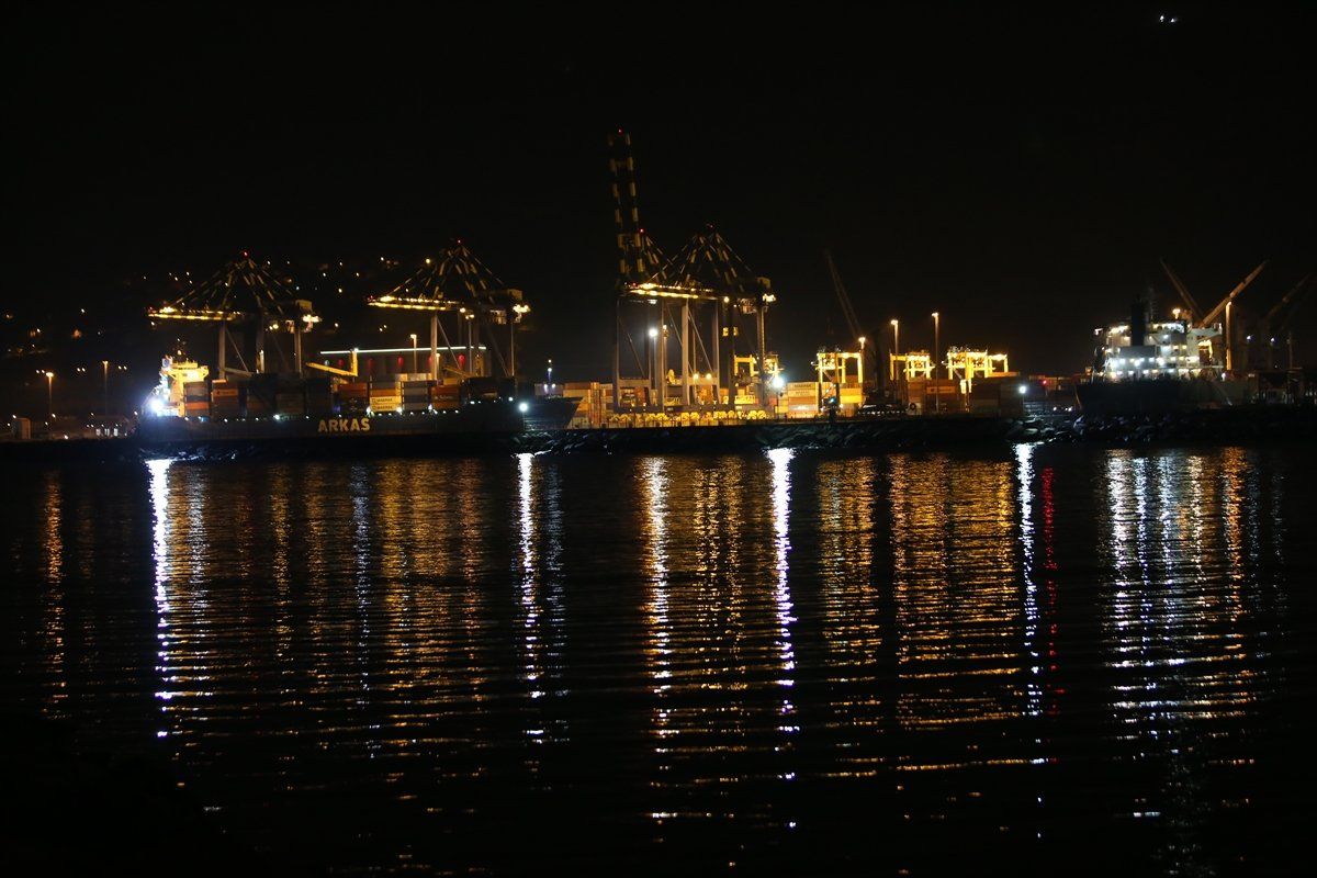 İskenderun’da limanda su alan Togo bayraklı konteyner gemisi battı