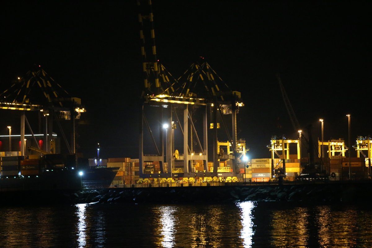 İskenderun’da limanda su alan Togo bayraklı konteyner gemisi battı