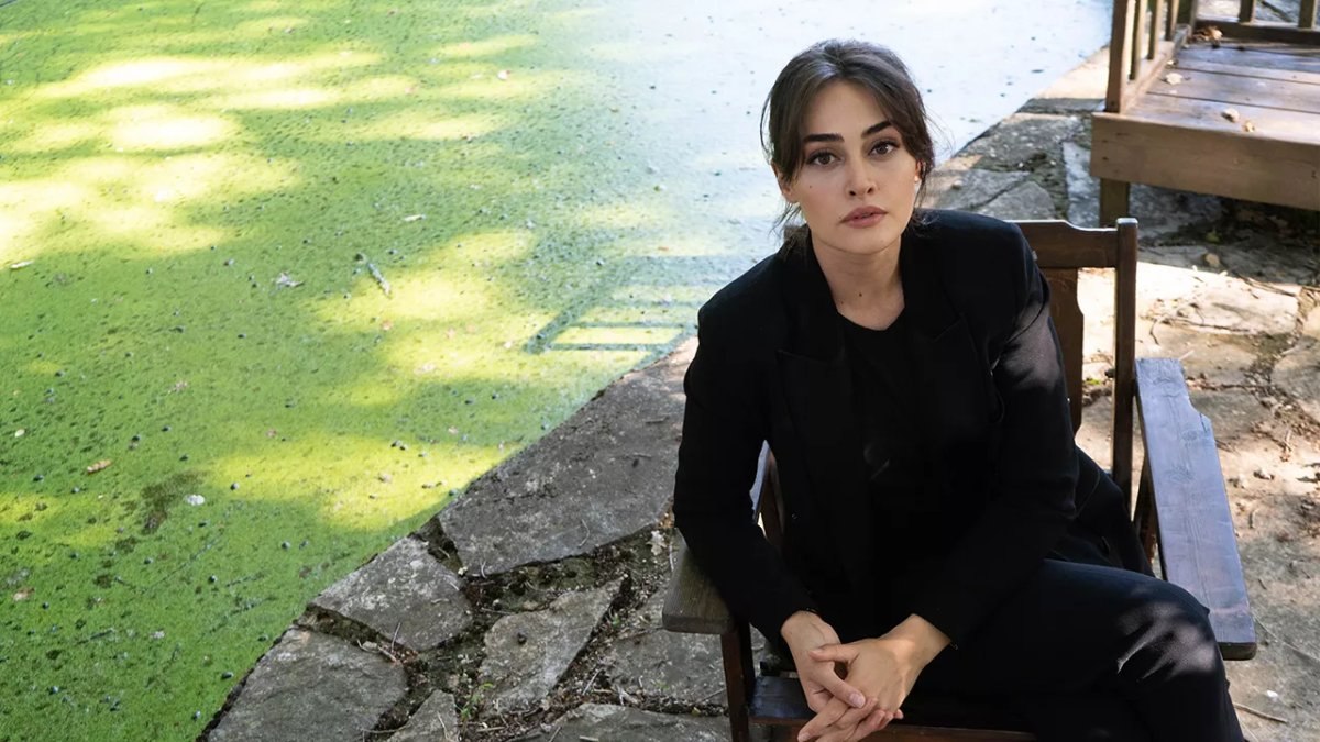 Esra Bilgiç derin göğüs dekoltesiyle sere serpe uzandı... "Yavrum neredesin?"