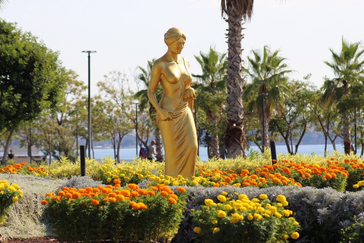 Antalya’da, Yunan tanrıçasının heykelleri caddelere dikildi