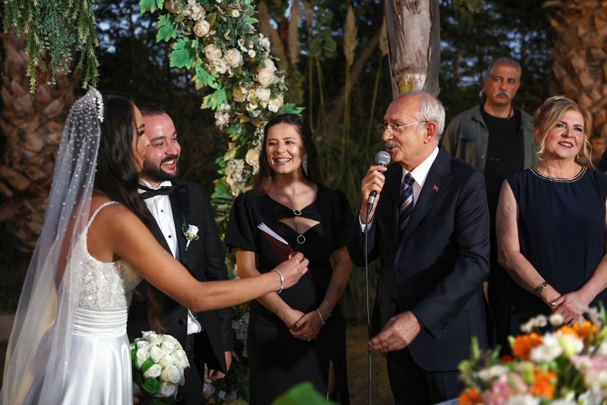 Kemal Kılıçdaroğlu İzmir'de nikah şahidi oldu