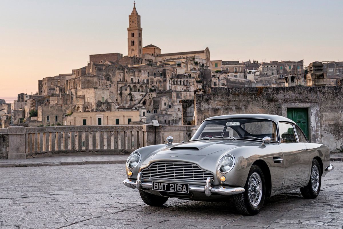 James Bond’un Aston Martin DB5’i açık artırmada satıldı
