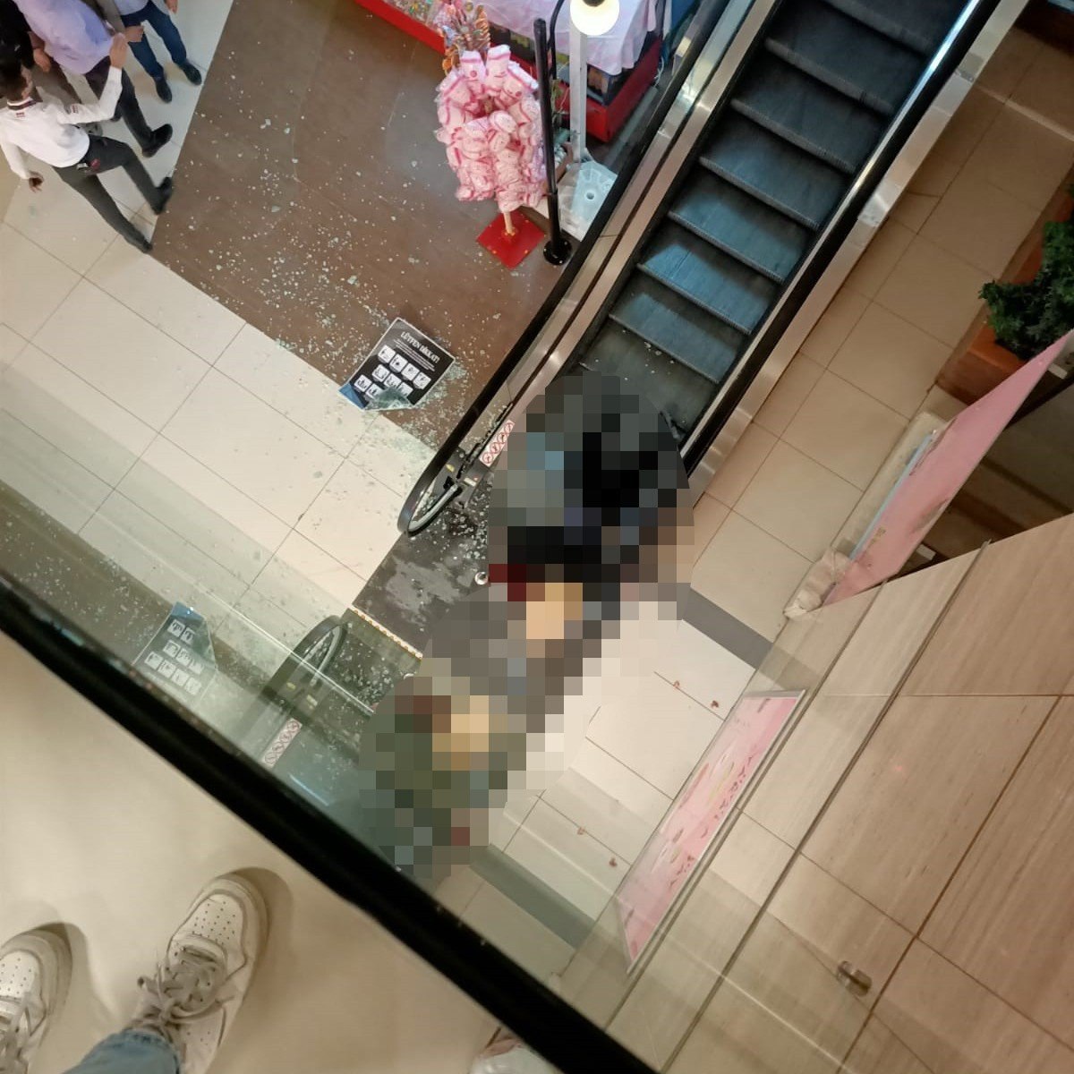 Denizli'de AVM'nin 3'üncü katından düşen kadın kurtarılamadı