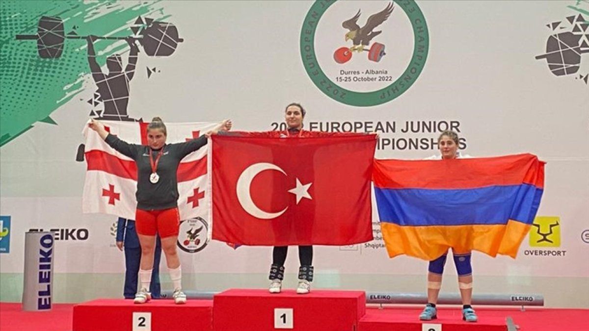 Milli halterci Sara Yenigün'den Avrupa'da 3 altın madalya