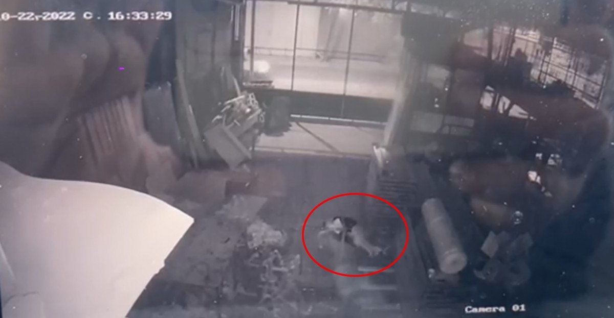 Antalya’da, iş yerine çatıdan girmeye çalışırken düşen şahıs öldü