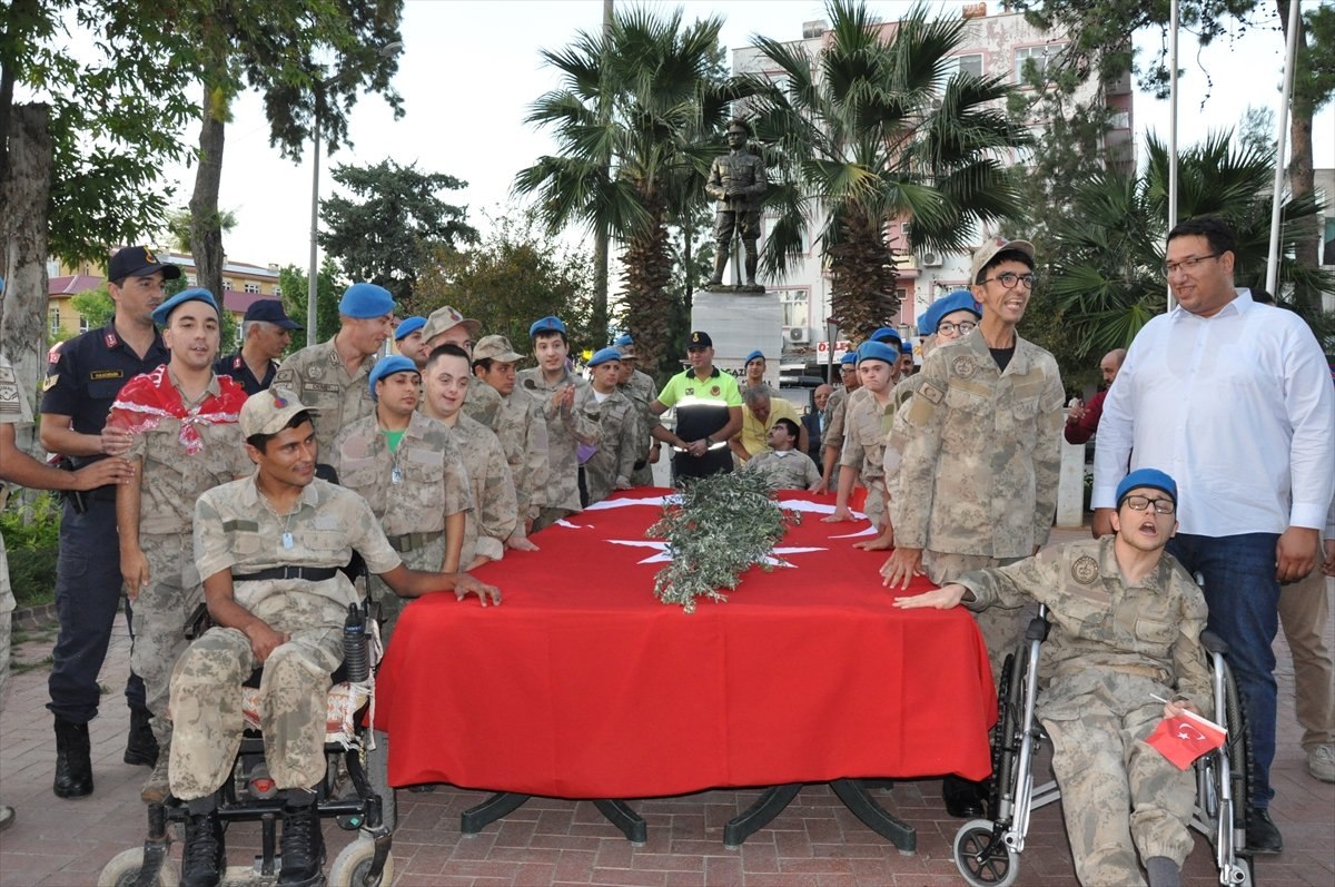 Mersin'de engelli gençler bir günlük asker oldu