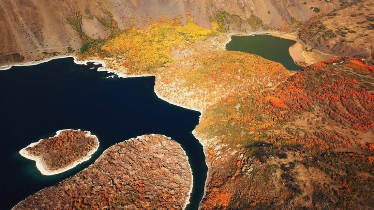 Nemrut Krater'i sonbahar renklerine büründü