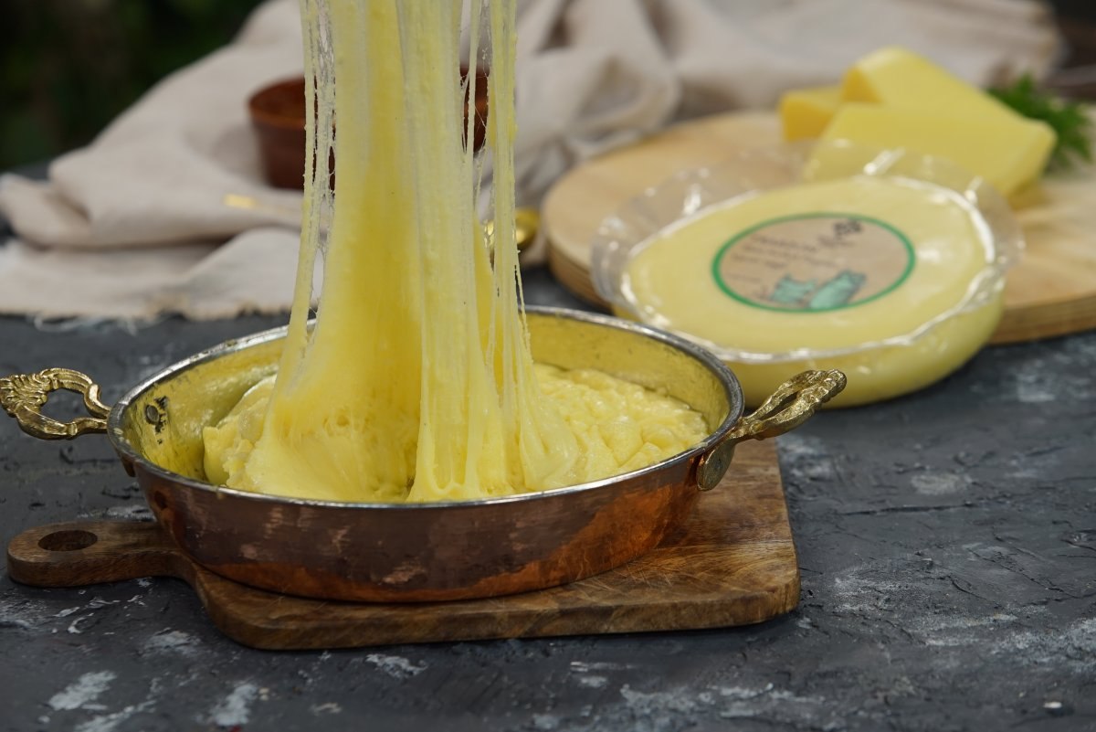 Mıhlama (Kuymak) nasıl yapılır, malzemeleri nelerdir? Uzadıkça uzayan mıhlama tarifi ve püf noktaları!