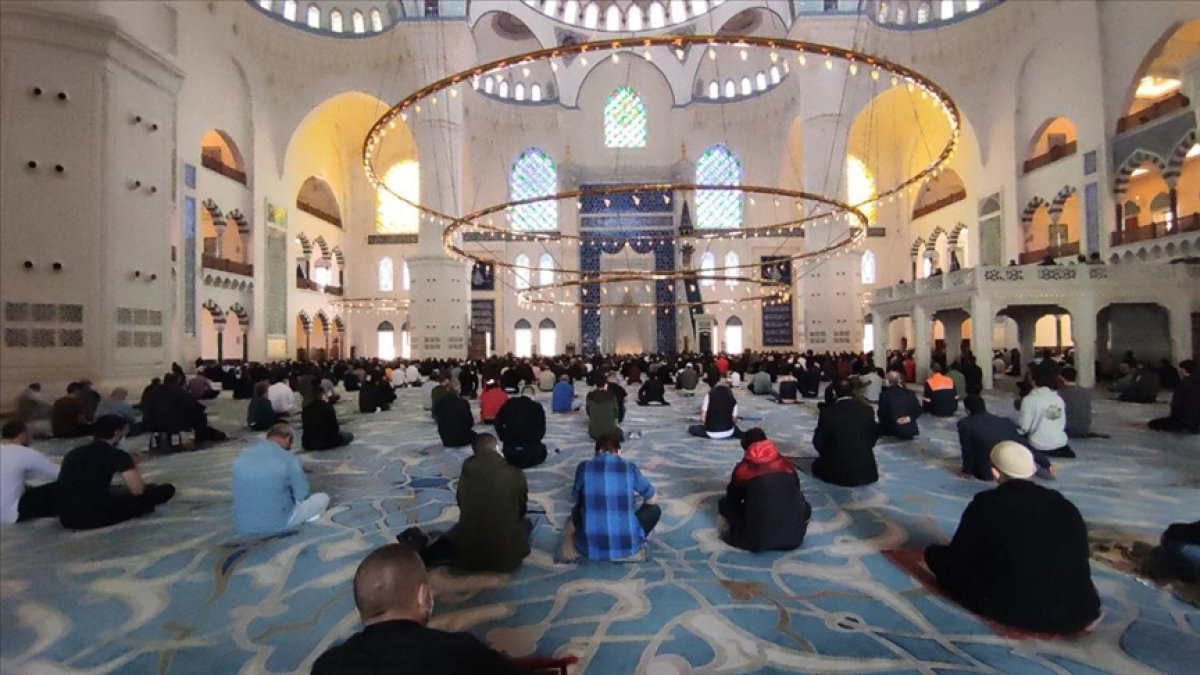Cuma namazında okunacak dualar ve sureler nelerdir?