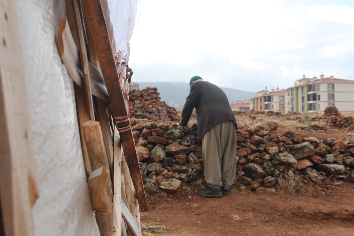Elazığ'da yaşlı adam köy hayatını şehre taşıdı