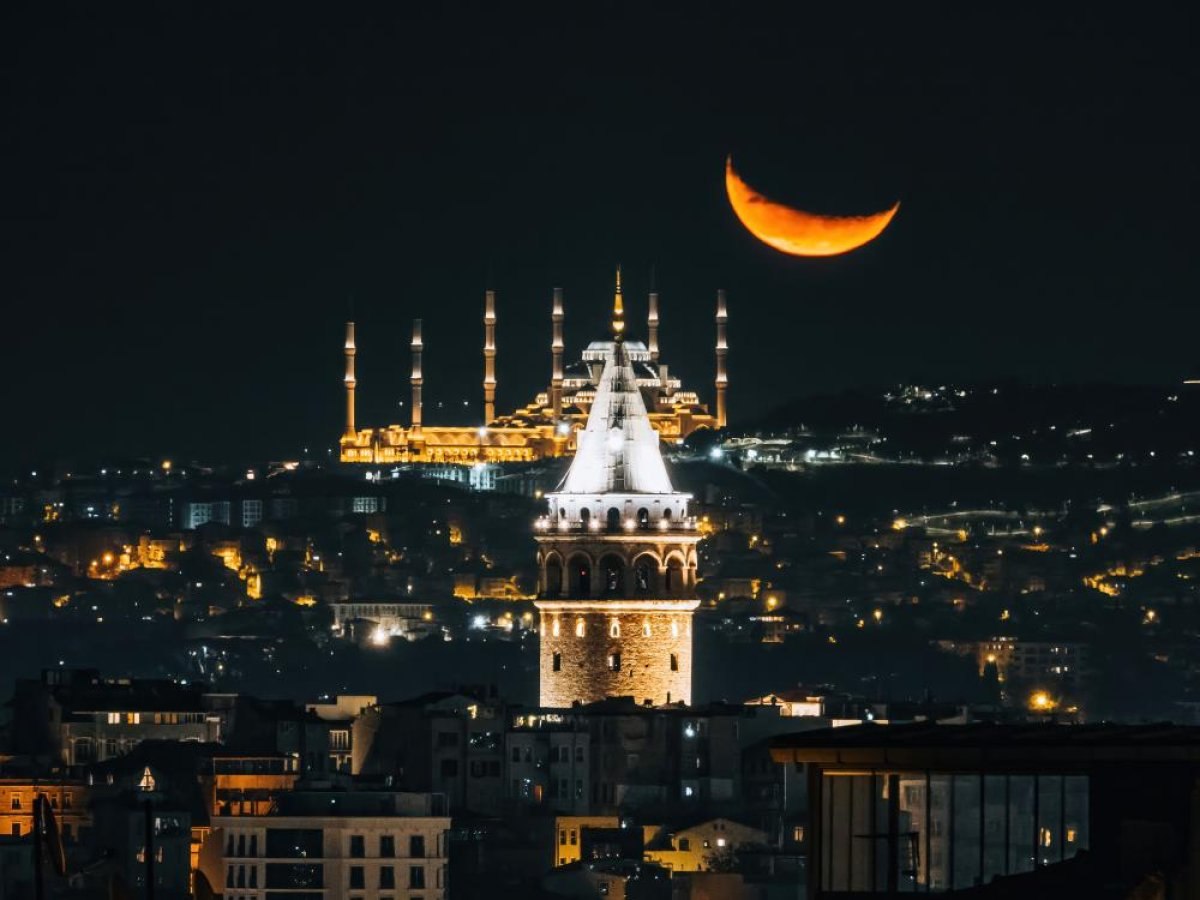 Çamlıca Cami, Galata Kulesi ve hilalin buluşması