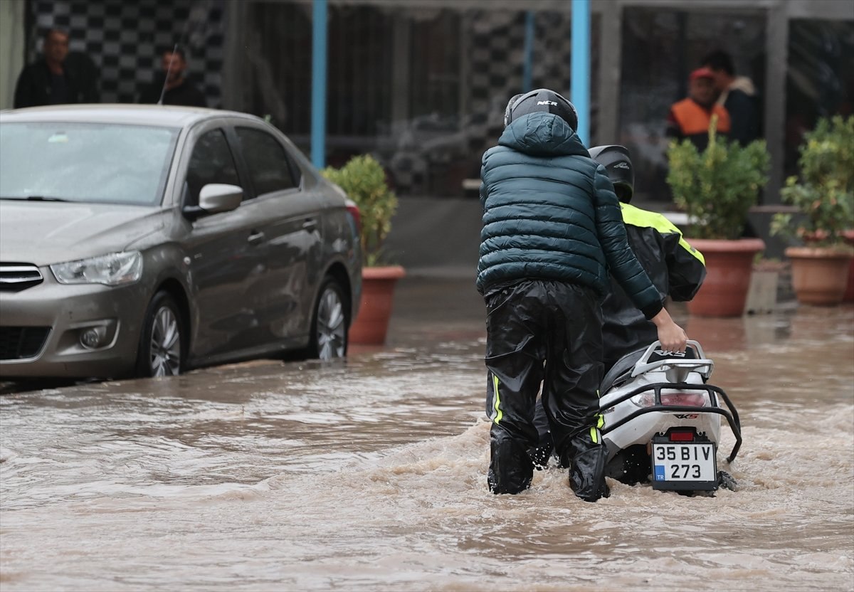 İzmir’i yine sağanak vurdu