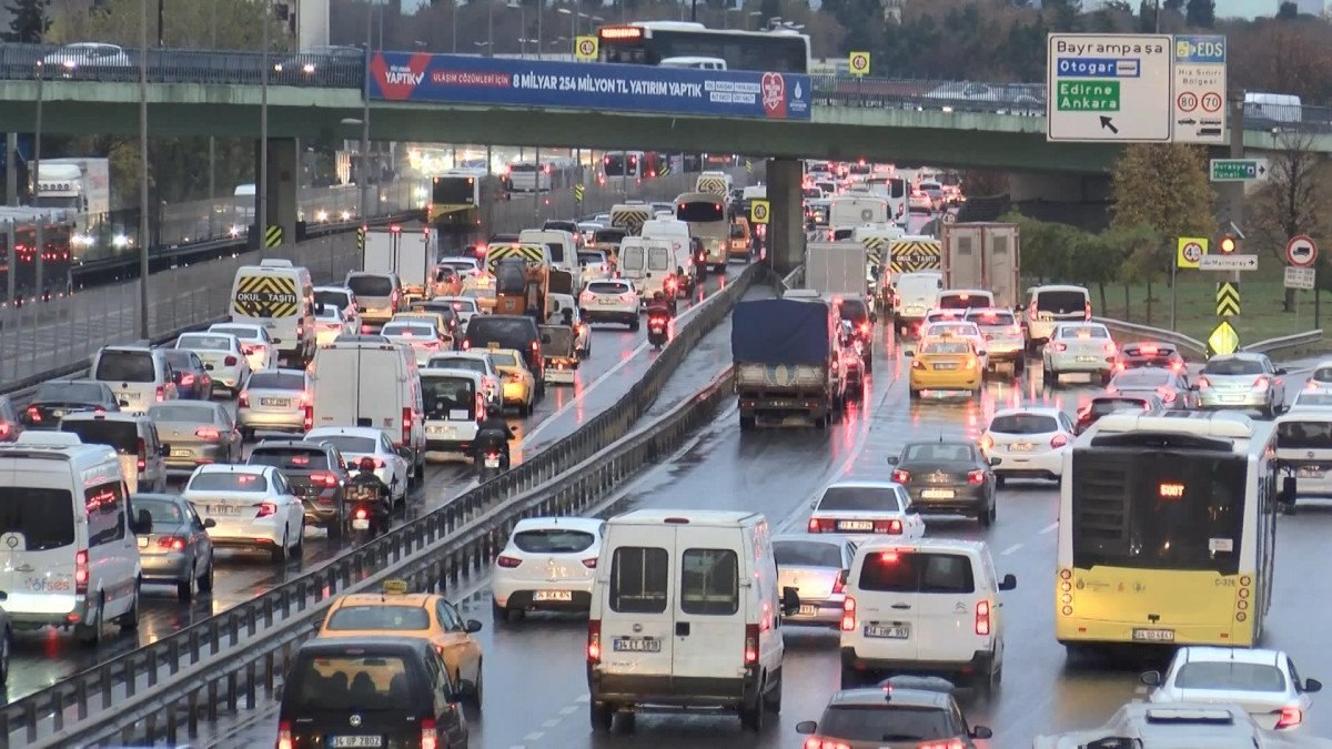 İstanbul'da trafik yoğunluğu yüzde 74'e ulaştı