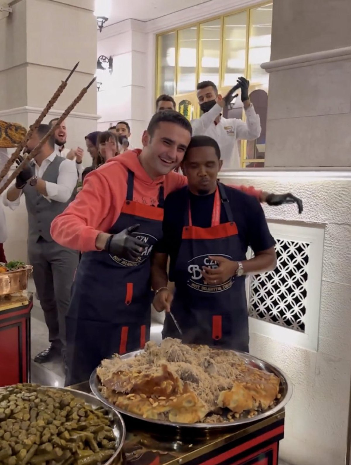 Czn Burak Eto'o'ya kebap yedirdi