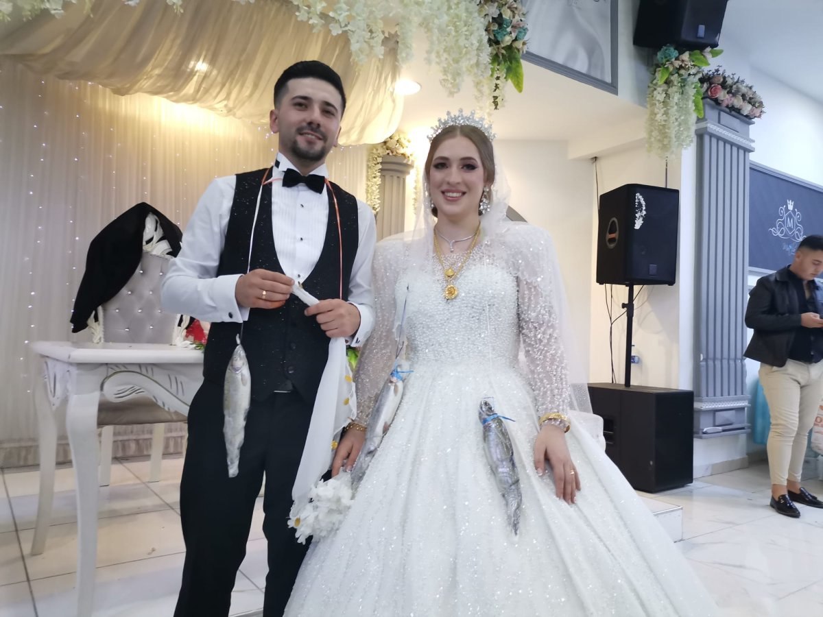Düğünde altın yerine balık taktı