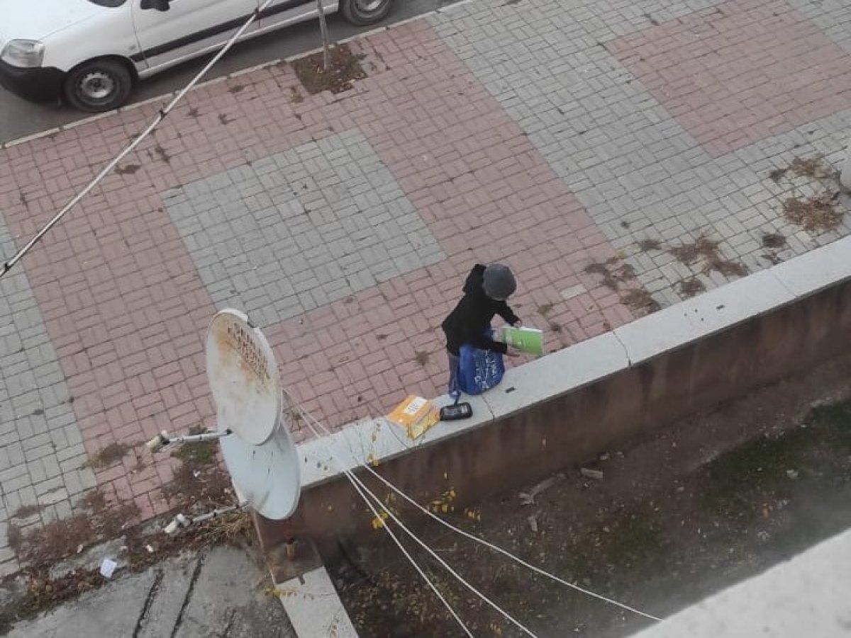 Afyonkarahisar'da ödevini okul yolunda yaptı