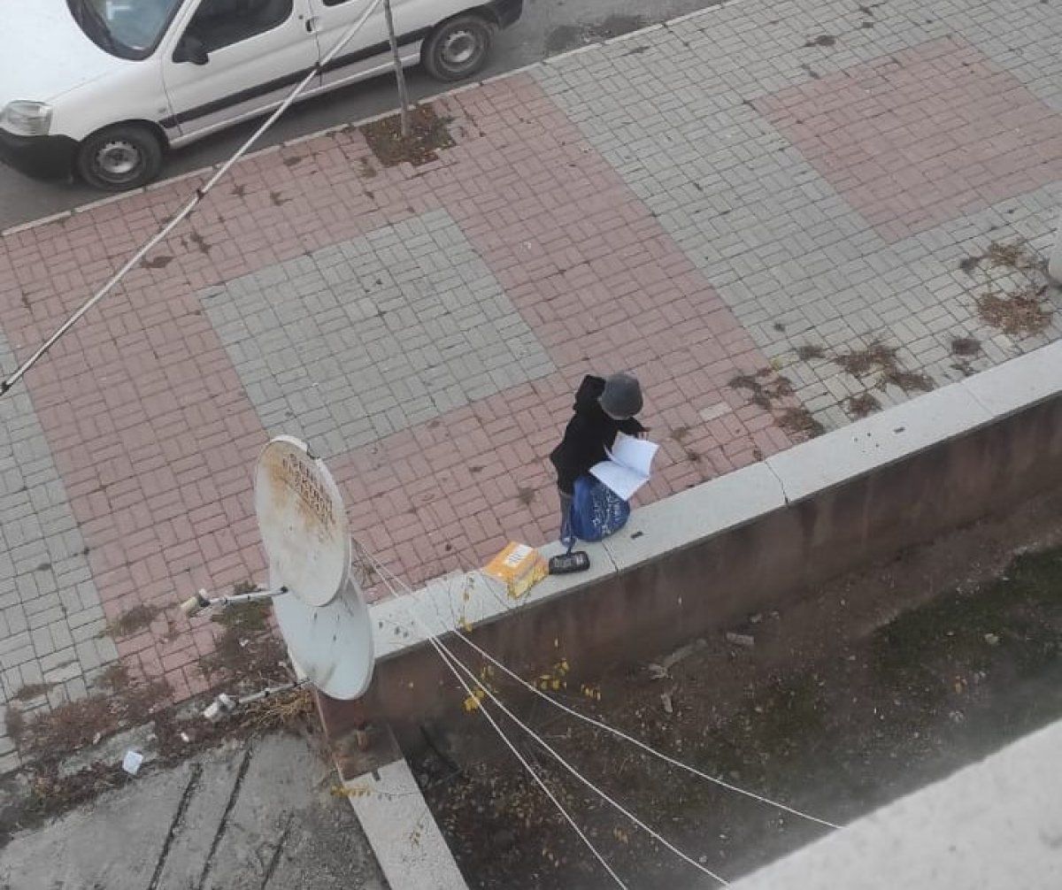 Afyonkarahisar'da ödevini okul yolunda yaptı