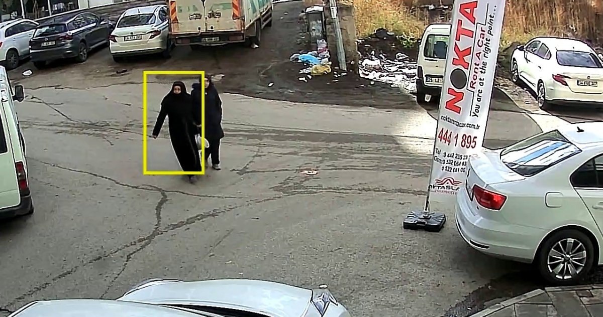Erzurum'da düz yolda reklam panosuna çarptı