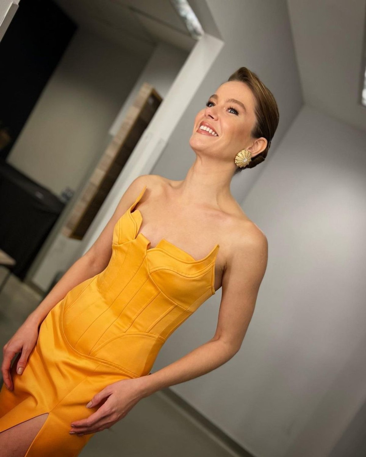 Burcu Biricik straplez dekoltesi ve derin yırtmacıyla poz verdi, takipçileri coştu! 'Eh seni Nalan'