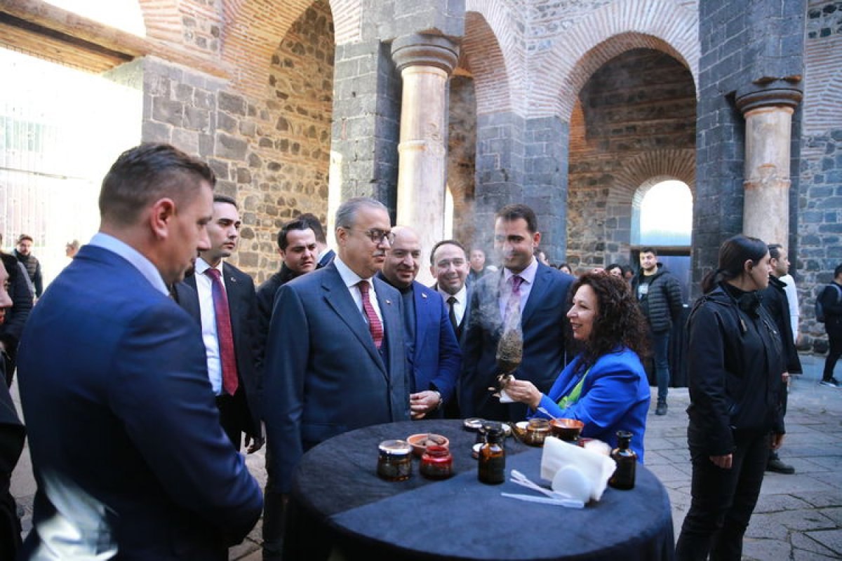 Diyarbakır'da 32 asırlık formülden koku elde edildi