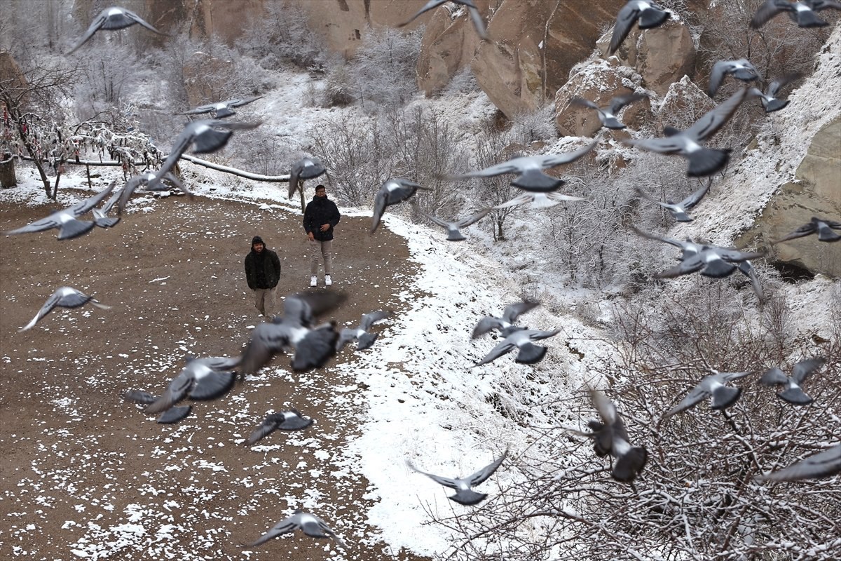 Kapadokya'daki kar yağışı turistlerden yoğun ilgi gördü