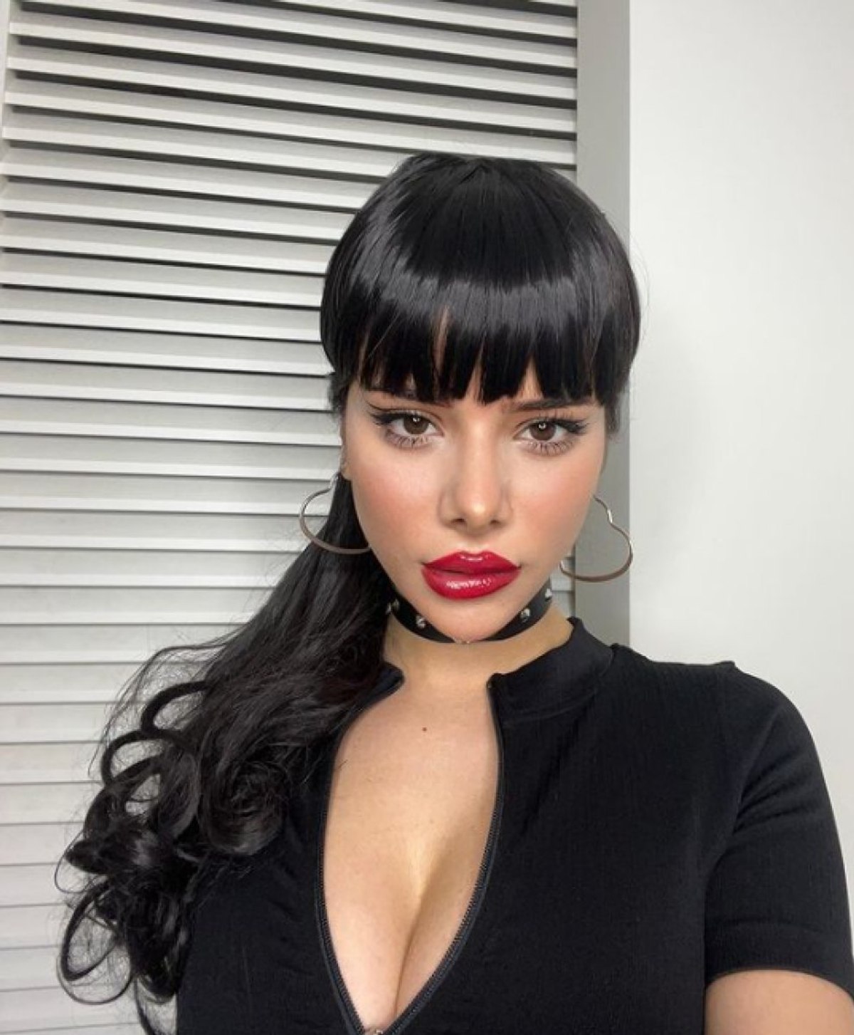 TikTok fenomeni Merve Yalçın derin göğüs dekolteli pozlarıyla nefes kesti! 'Bu fizik halis mi?'