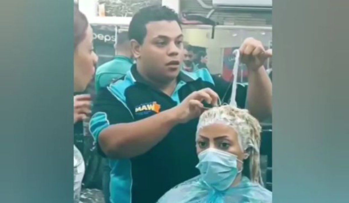 Açıcıyı fazla kaçıran kuaför kadının saçlarını yaktı