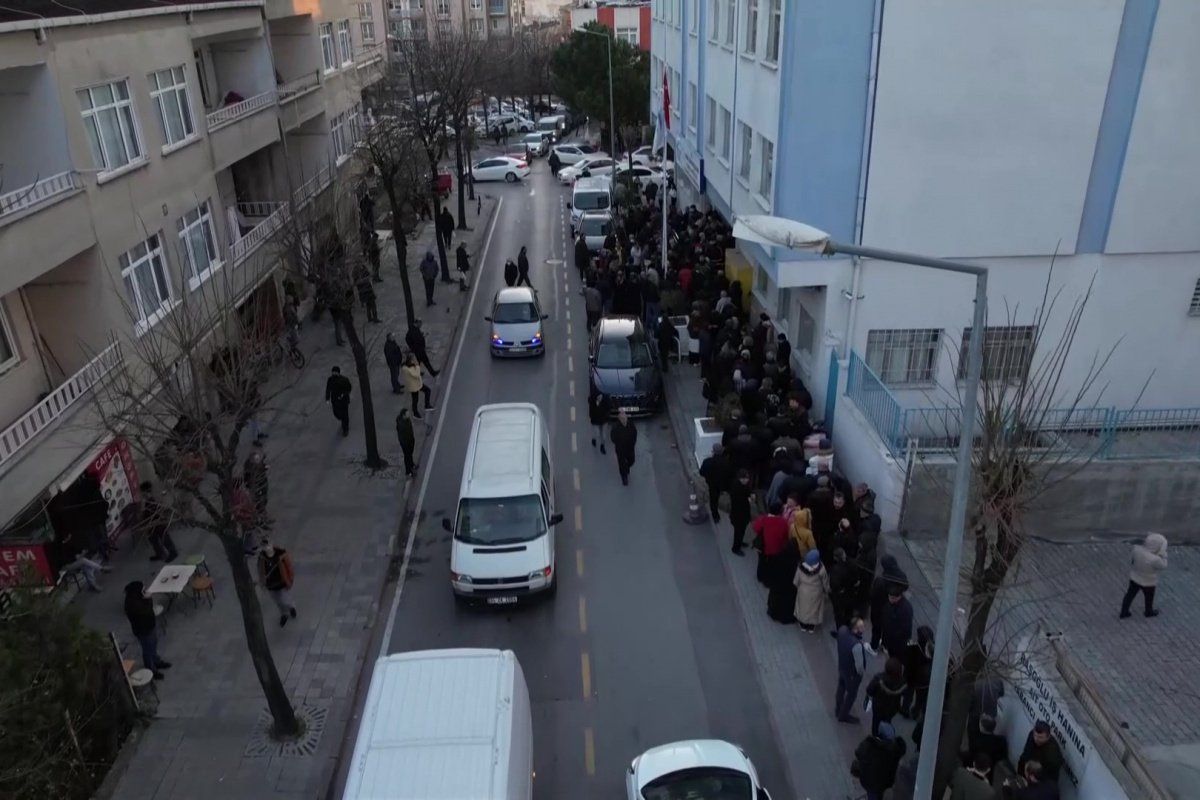 EYT'liler SGK önünde uzun kuyruk oluşturdu