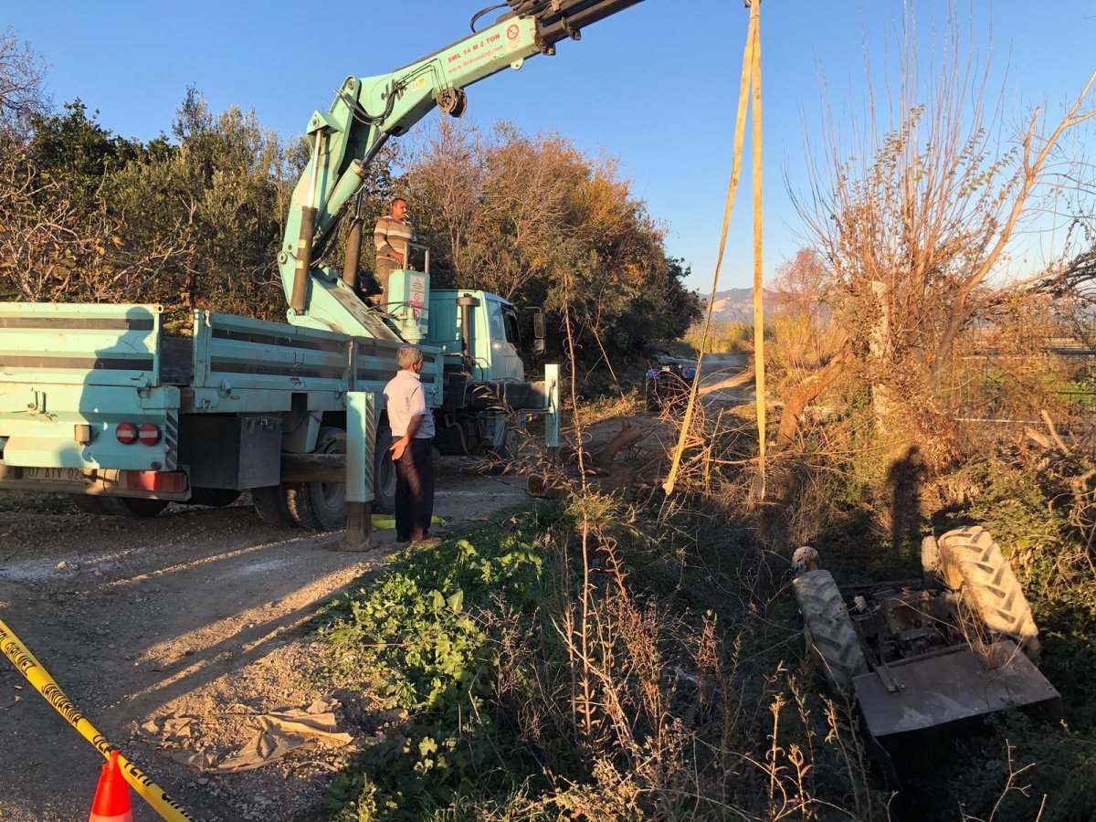 Antalya'da devrilen traktörün altında kalan sürücü hayatını kaybetti
