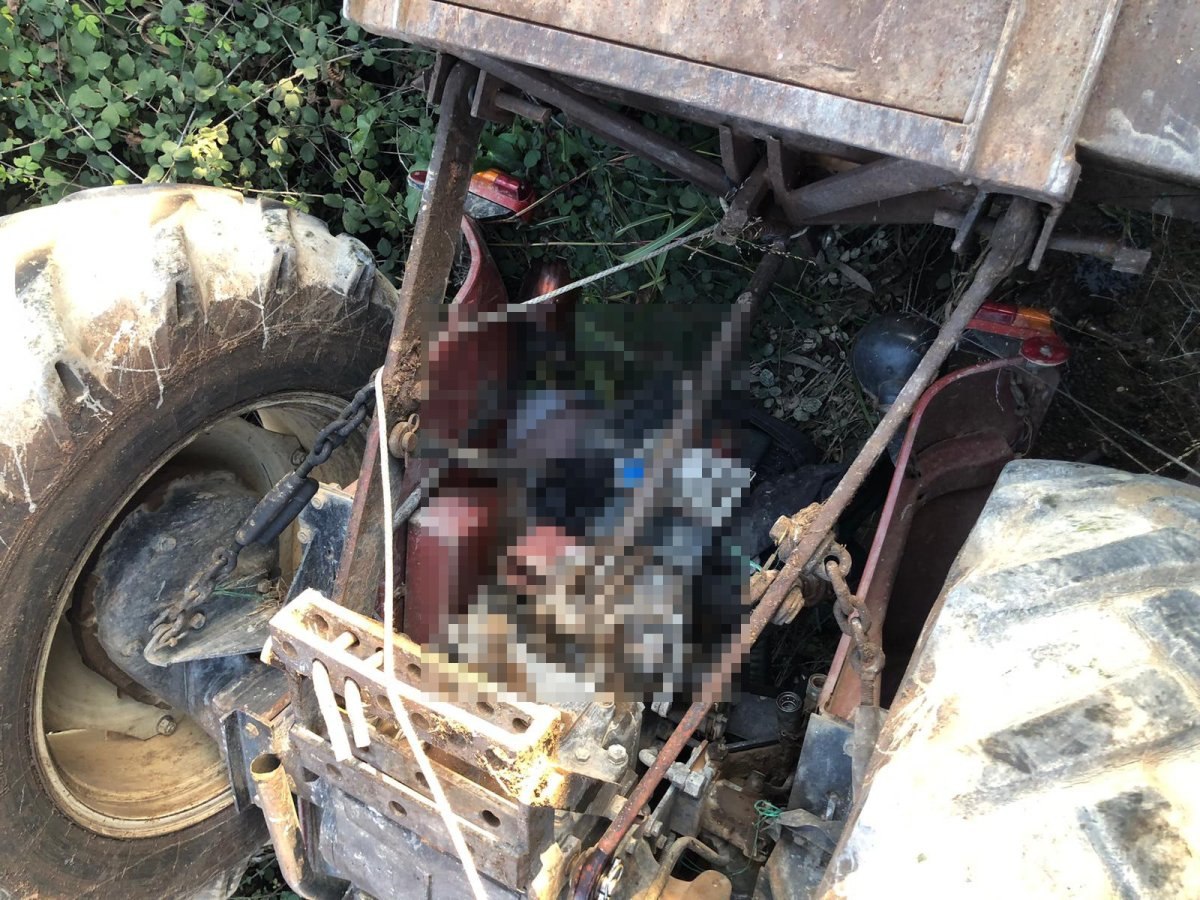 Antalya'da devrilen traktörün altında kalan sürücü hayatını kaybetti