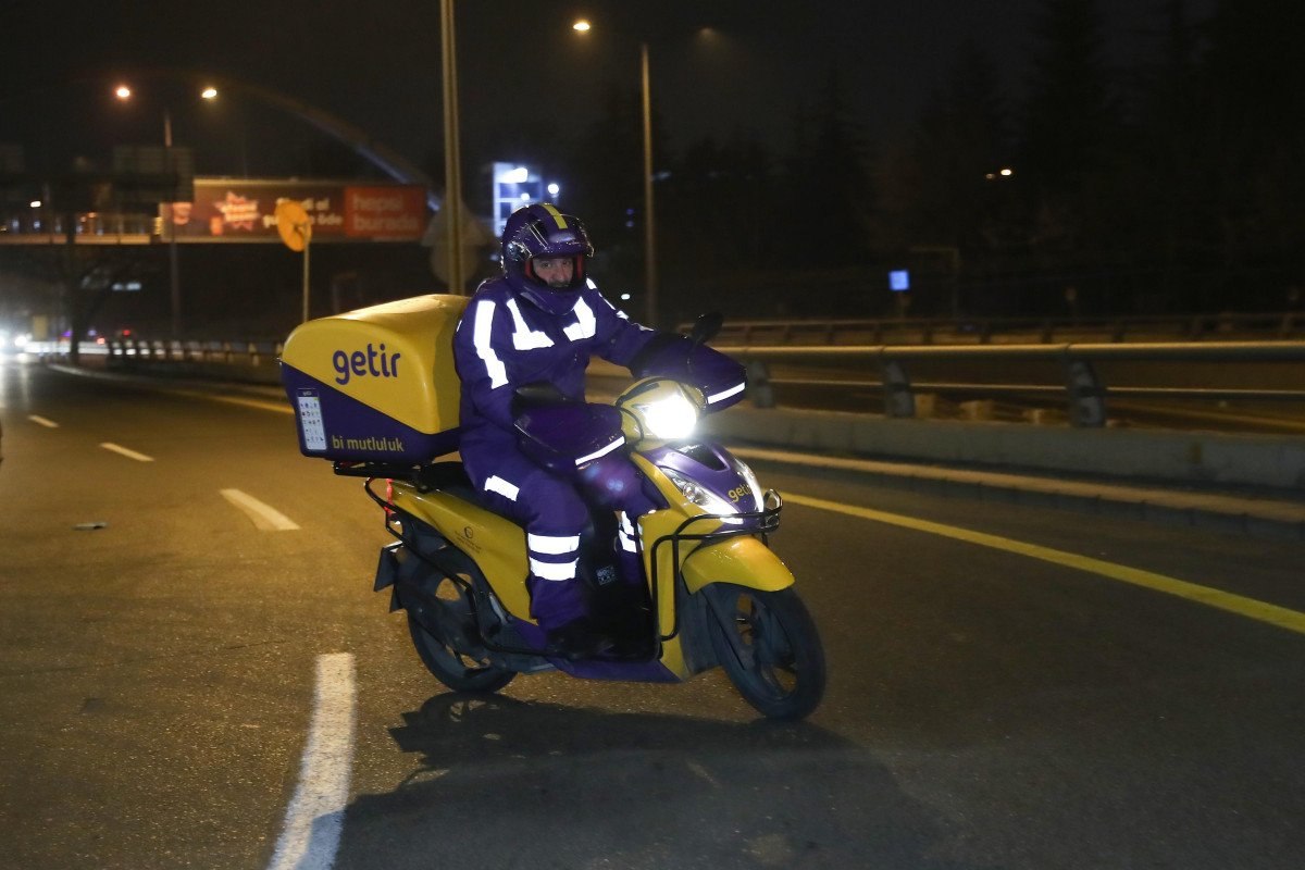 Mustafa Varank yeni yıla kurye olarak girdi