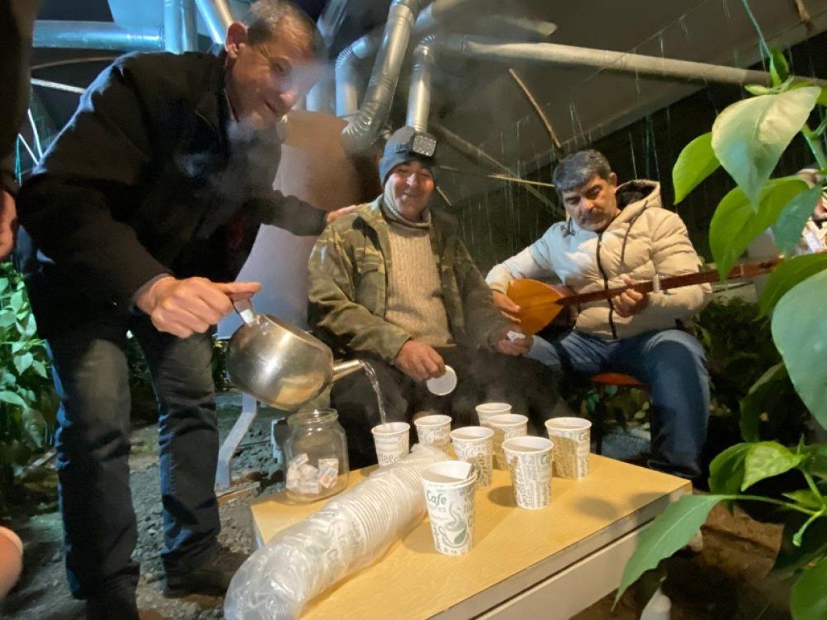 Antalyalı üreticiler seraların donmaması için nöbet tutuyor