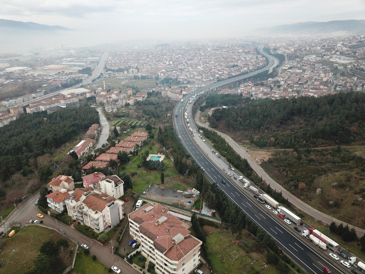 TEM Otoyolu Kocaeli Geçişinde Zincirleme Kaza… Yaralılar Var