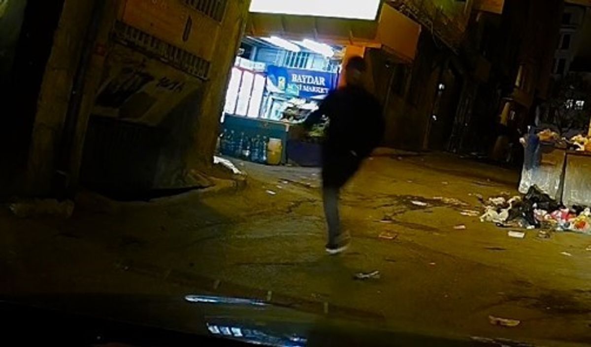 Beyo lu nda yabanc uyruklu kad n kapka lar n pe inden ko tu