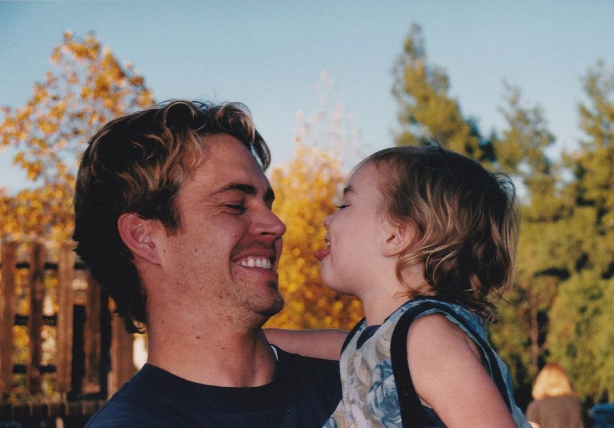H zl ve fkeli nin y ld z paul walker in k z b y d plak pozlar 